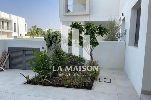 Single Row | Middle Unit | Private Garden