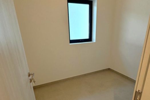 Single Row Mid | Elegant Living | Big Yard