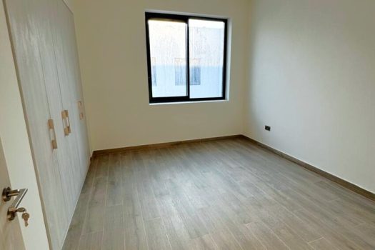 Single Row Mid | Elegant Living | Big Yard